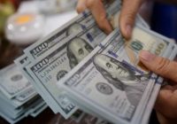 استقرار أسعار بيع وشراء الدولار في محال الصيرفة المحلية بالبلاد على ارتفاع