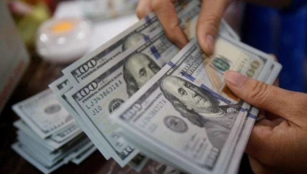 استقرار أسعار بيع وشراء الدولار في محال الصيرفة المحلية بالبلاد على ارتفاع