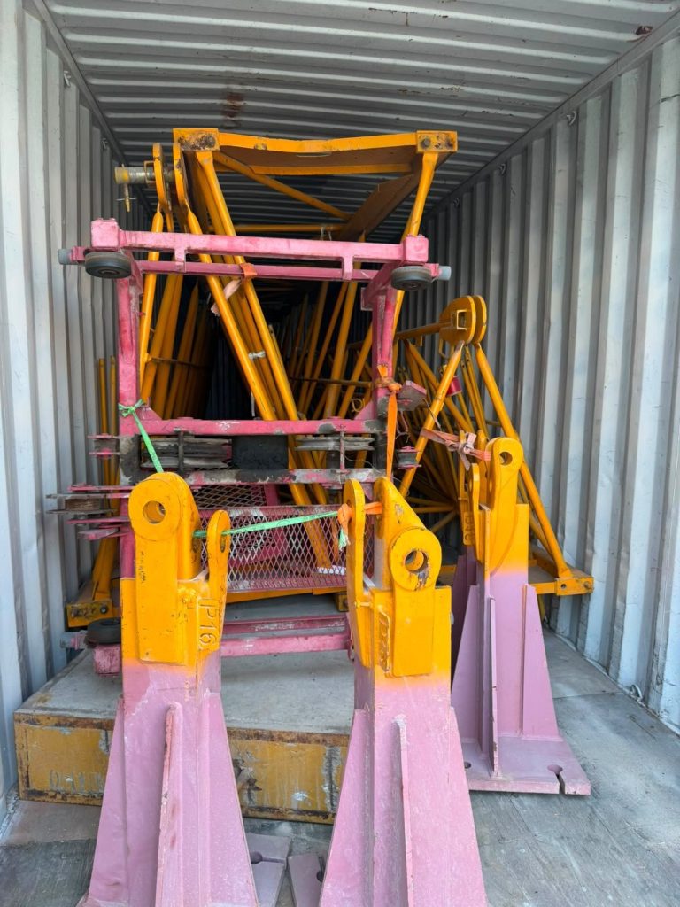 إحباط عملية تهريب كبرى في ميناء أم قصر الأوسط وضبط حاويات عملاقة تضم سيارات ورافعات مخالفة