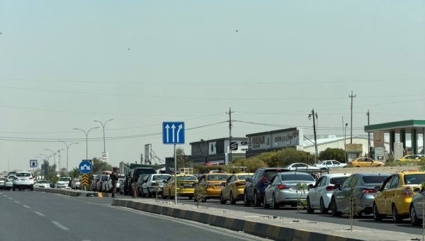 أزمة الوقود تعود إلى نينوى.. طوابير أمام المحطات وتساؤلات عن جدوى الإجراءات