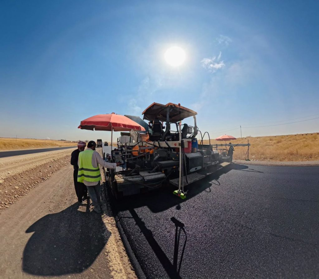 بممريه الذهاب والإياب.. تقدم ملحوظ في أعمال إكساء وتطوير طريق الموصل – الكسك بطول 35.5 كم