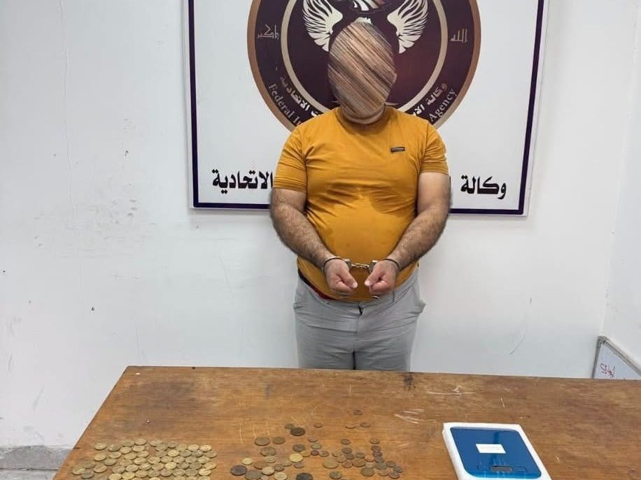 1. الاستخبارات تضبط 590 عملة يُشتبه بأثريتها وتلقي القبض على مروّجها في الموصل