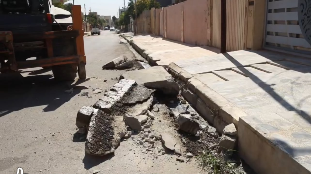 حملة بلدية واسعة لرفع الرمبات العشوائية وإزالة التجاوزات في منطقة 17 تموز بأيمن الموصل