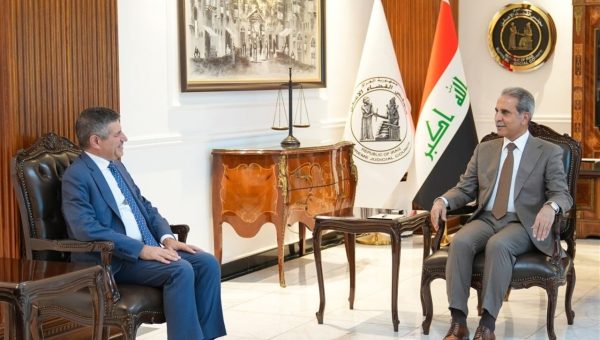 رئيس مجلس القضاء الأعلى يبحث مع القائم بالأعمال الأمريكي حصر السلاح بيد الدولة