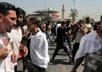 أكفان واحتجاجات أمام المالية.. الأمن يُفرّق تظاهرات الخريجين القدامى في بغداد بالغاز والمطاطي