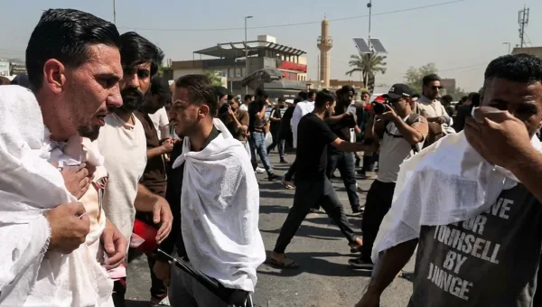 أكفان واحتجاجات أمام المالية.. الأمن يُفرّق تظاهرات الخريجين القدامى في بغداد بالغاز والمطاطي