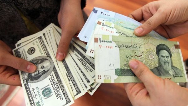 تدهور قياسي للعملة الإيرانية.. 21 مليون تومان لكل 100 دولار في أسواق طهران بفعل العقوبات الأمريكية
