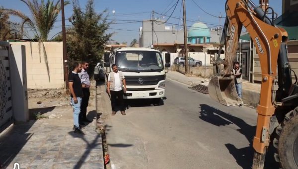 حملة بلدية واسعة لرفع الرمبات العشوائية وإزالة التجاوزات في منطقة 17 تموز بأيمن الموصل