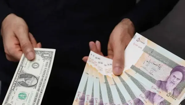 اقتصاد إيران ينزف.. الدولار يكسر حاجز 230 ألف تومان وسط طبول الحرب في مضيق هرمز