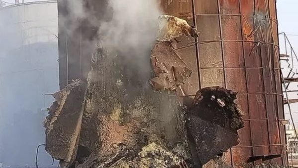 استنفار في نينوى.. فرق الدفاع المدني تُحاصر حريقًا هائلًا في خزان كبريت عملاق بمعمل المشراق