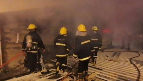 فرق الدفاع المدني تُحاصر حريقًا اندلع في كرفانات تابعة لوزارة الدفاع داخل المنطقة الخضراء