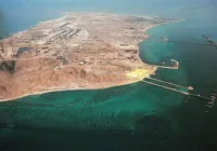انفجارات عنيفة تهز محيط جزيرة خارك الإيرانية إثر أنباء عن هجوم صاروخي أمريكي استهدف ناقلة نفط بالخليج العربي