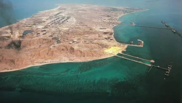انفجارات عنيفة تهز محيط جزيرة خارك الإيرانية إثر أنباء عن هجوم صاروخي أمريكي استهدف ناقلة نفط بالخليج العربي