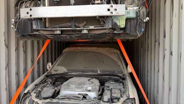 إحباط عملية تهريب كبرى في ميناء أم قصر الأوسط وضبط حاويات عملاقة تضم سيارات ورافعات مخالفة