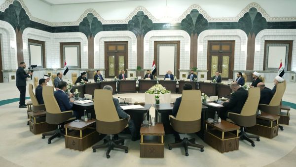 الزيدي يُلوّح بحسم الكابينة الحكومية بنفسه ويطرح خطة لدمج الوزارات والأوقاف