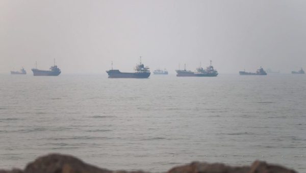 هجوم في مضيق هرمز: البحرية العُمانية تُجلي طاقم ناقلة نفط وتسحبها إثر حريق بمحركاتها