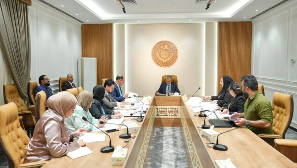 المالية تُعلن حسم ملف العقود والأجراء وتأمين تخصيصات تثبيتهم على الملاك الدائم