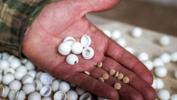 الأمن يُطيح بمتهمين اثنين ويصادر 15 ألف حبة “كبتاجون” وسلاحًا ناريًا في المثنى