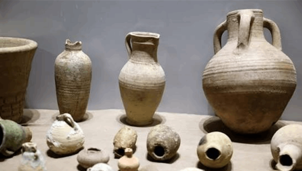 وزارة العدل تستعيد أكثر من 80 قطعة أثرية عراقية مهرّبة إلى الخارج