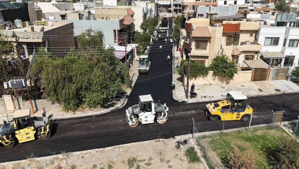 أكثر من 90 ألف متر مربع.. أعمال إكساء وتبليط تتواصل في أربعة أحياء بالموصل