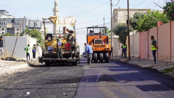 بعد تكليف النجيفي بالمتابعة.. استمرار تبليط شوارع مجاري أيمن الموصل لليوم الثاني على التوالي
