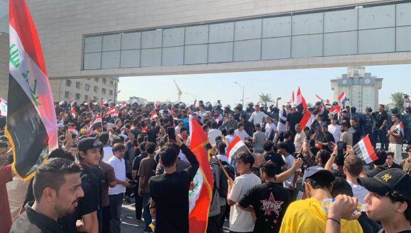 شعارات وأعلام عراقية في ساحة التحرير.. انطلاق تظاهرات لإحياء الذكرى السابعة لاحتجاجات تشرين