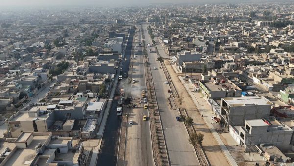 حي الانتصار على طريق الإكساء.. بلدية الموصل تباشر تبليط الشوارع المحاذية لشارع 60