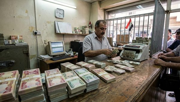 الحكومة العراقية تعلن خطتها لخفض الدولار في السوق الموازية إلى 1550 ديناراً