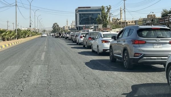 طوابير البنزين مستمرة في نينوى.. مواطنون: استنفدتم كل الحلول “أين ذهبت الوعود”؟