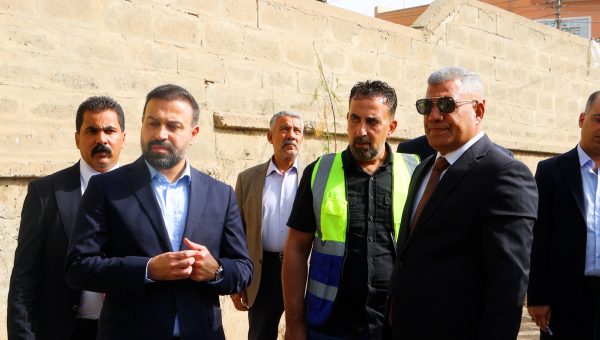 النجيفي يتابع ميدانيا استكمال التبليط في موصل الجديدة والأغوات