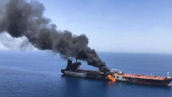 إصابة ناقلة قبالة سواحل عُمان وواشنطن تهاجم طهران