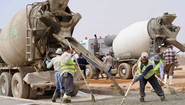 مشاريع الجهد الخدمي تُباشر صب الشوارع الداخلية لثلاث مناطق في ناحية المحلبية