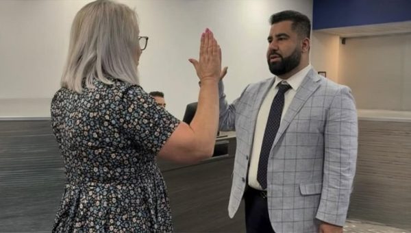 لأول مرة في تاريخها.. عراقي يؤدي اليمين الدستورية عضوًا في مجلس مدينة ديربورن هايتس الأميركية