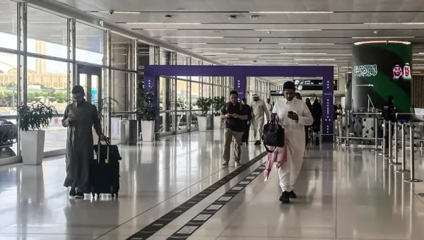 تمديد إغلاق مطار الملك خالد بالرياض عقب ضربات عسكرية أوقعت قتلى وجرحى