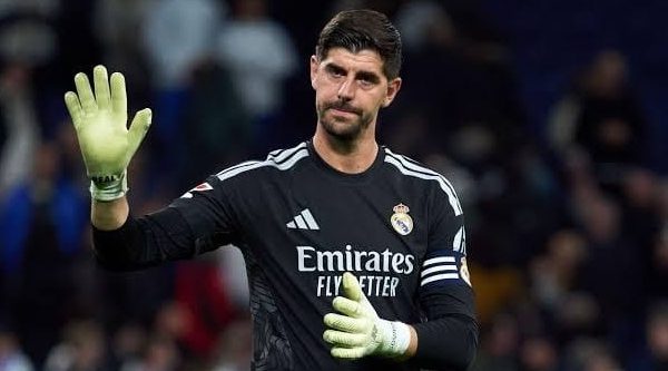ضربة مفاجئة لريال مدريد قبل الكلاسيكو بساعات.. كورتوا يغيب أمام برشلونة والبديل يترقب الفرصة