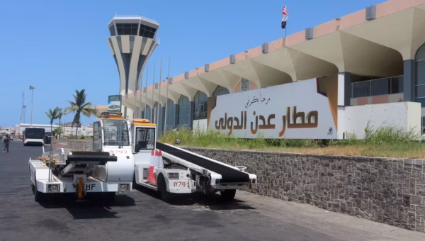 هجوم باليستي ومسيّر يستهدف مطار عدن الدولي والسلطات تحوّل الرحلات وتجلي الطائرات